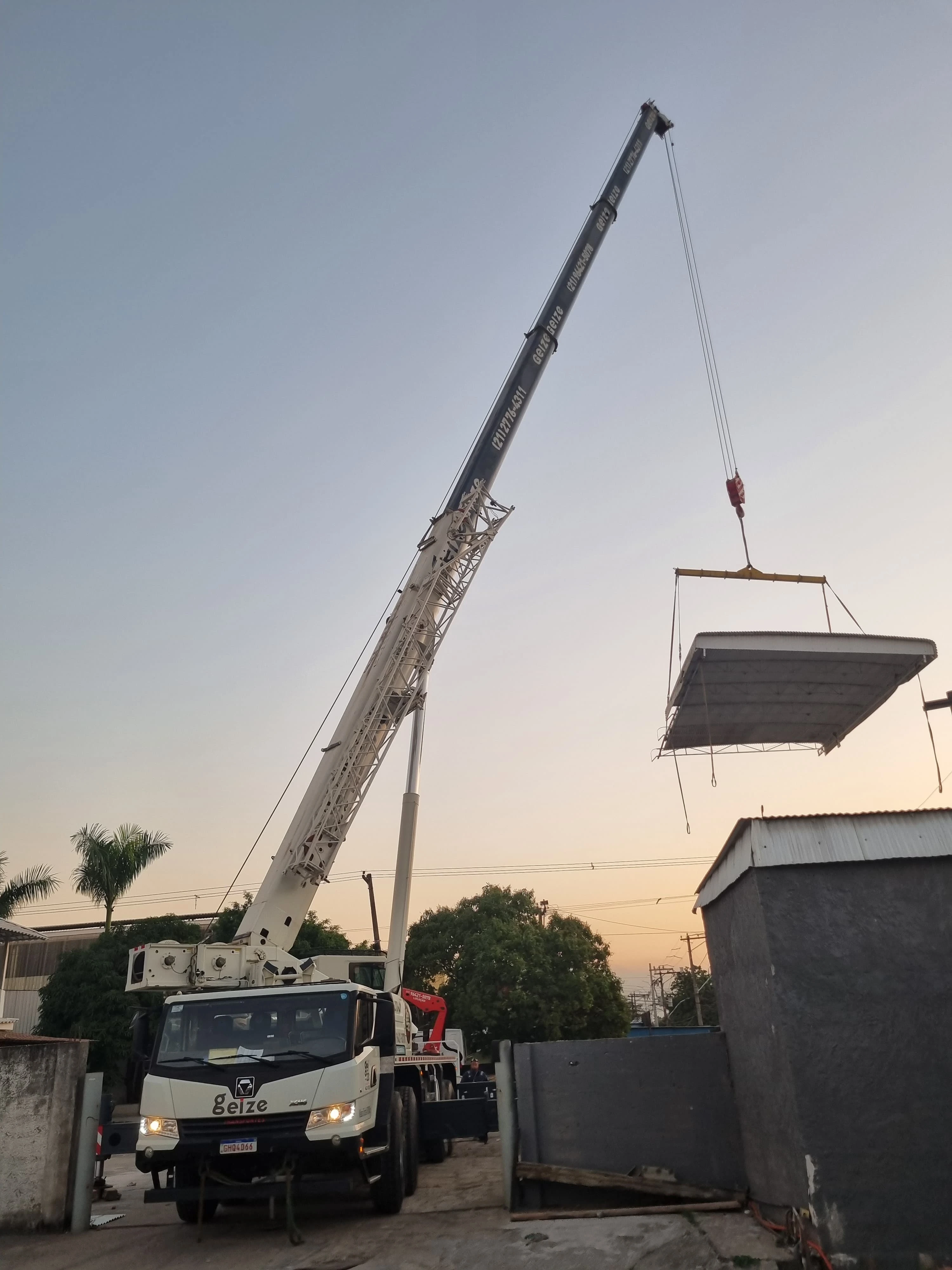 Içamento de carga próximo a prédio